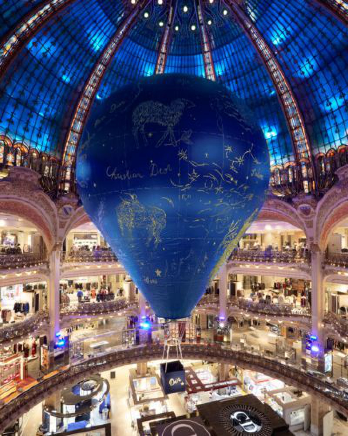 巨大な熱気球が出現、70周年迎える「ディオール」のエキシビションがパリの百貨店で開催