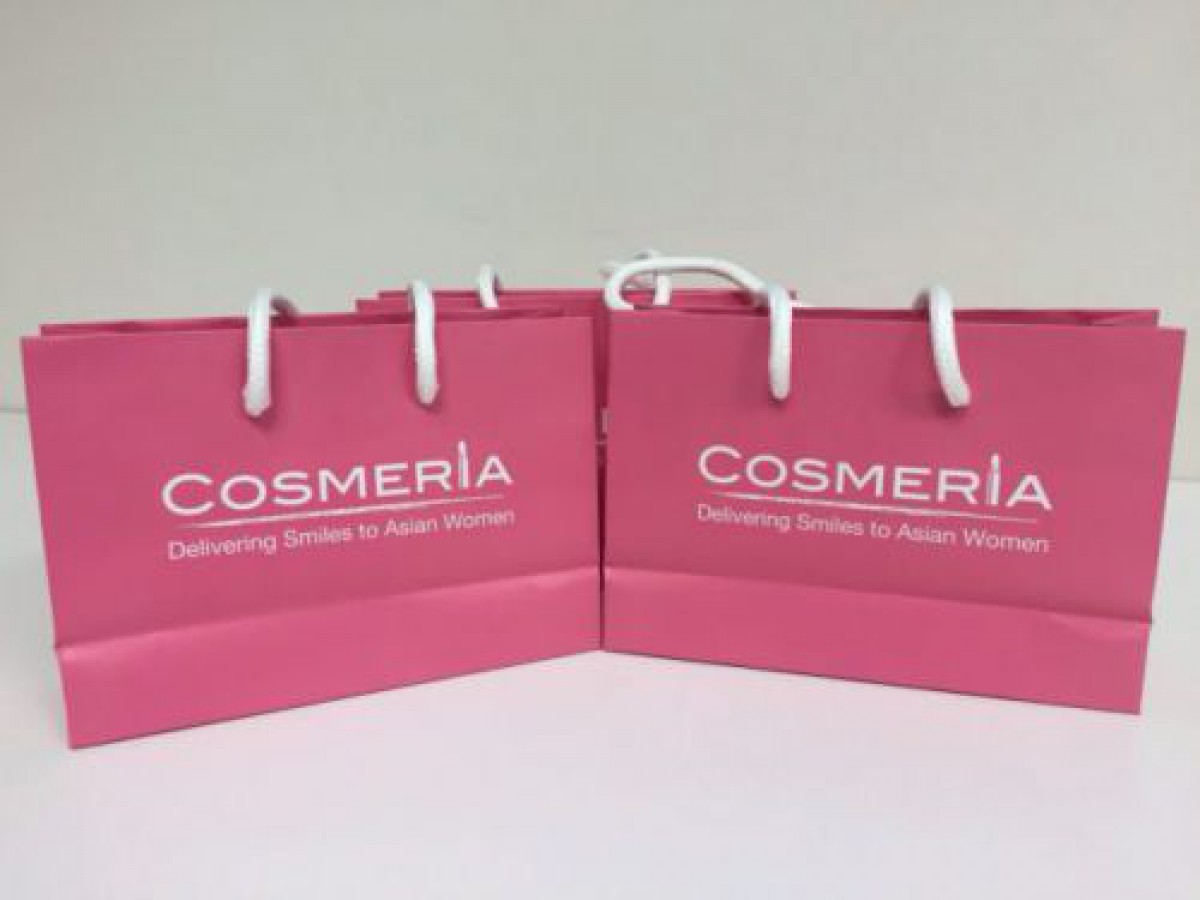 海外店舗の店頭でCOSMERIA専用紙袋を使った化粧品のサンプル配布を開始