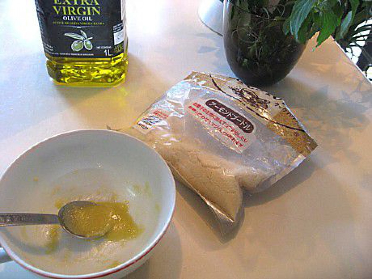オリーブオイルとアーモンドプードルで作るスクラブパックの作り方