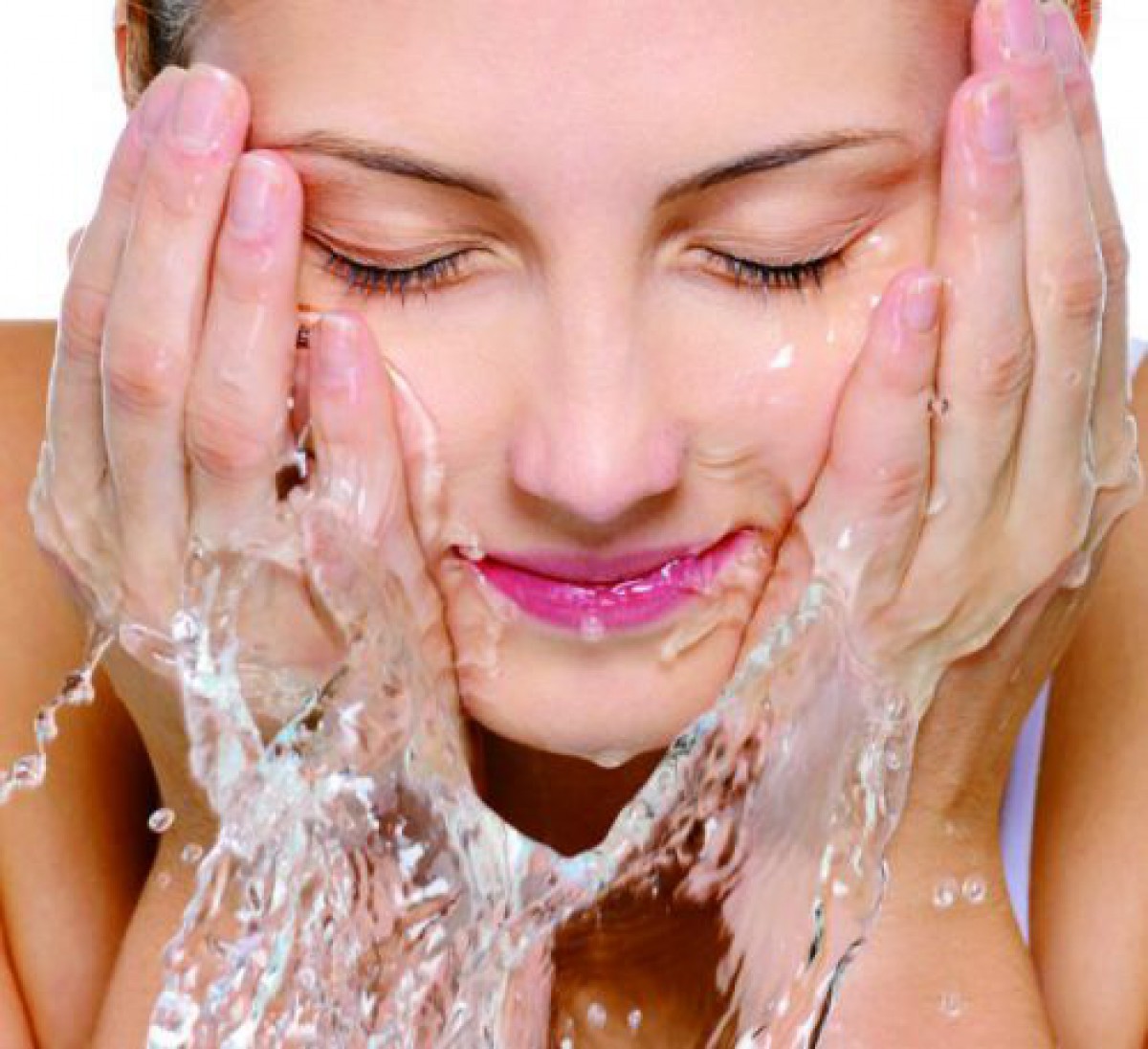 乾燥するからって朝ぬるま湯だけで洗うとさらに肌汚くなるよ。