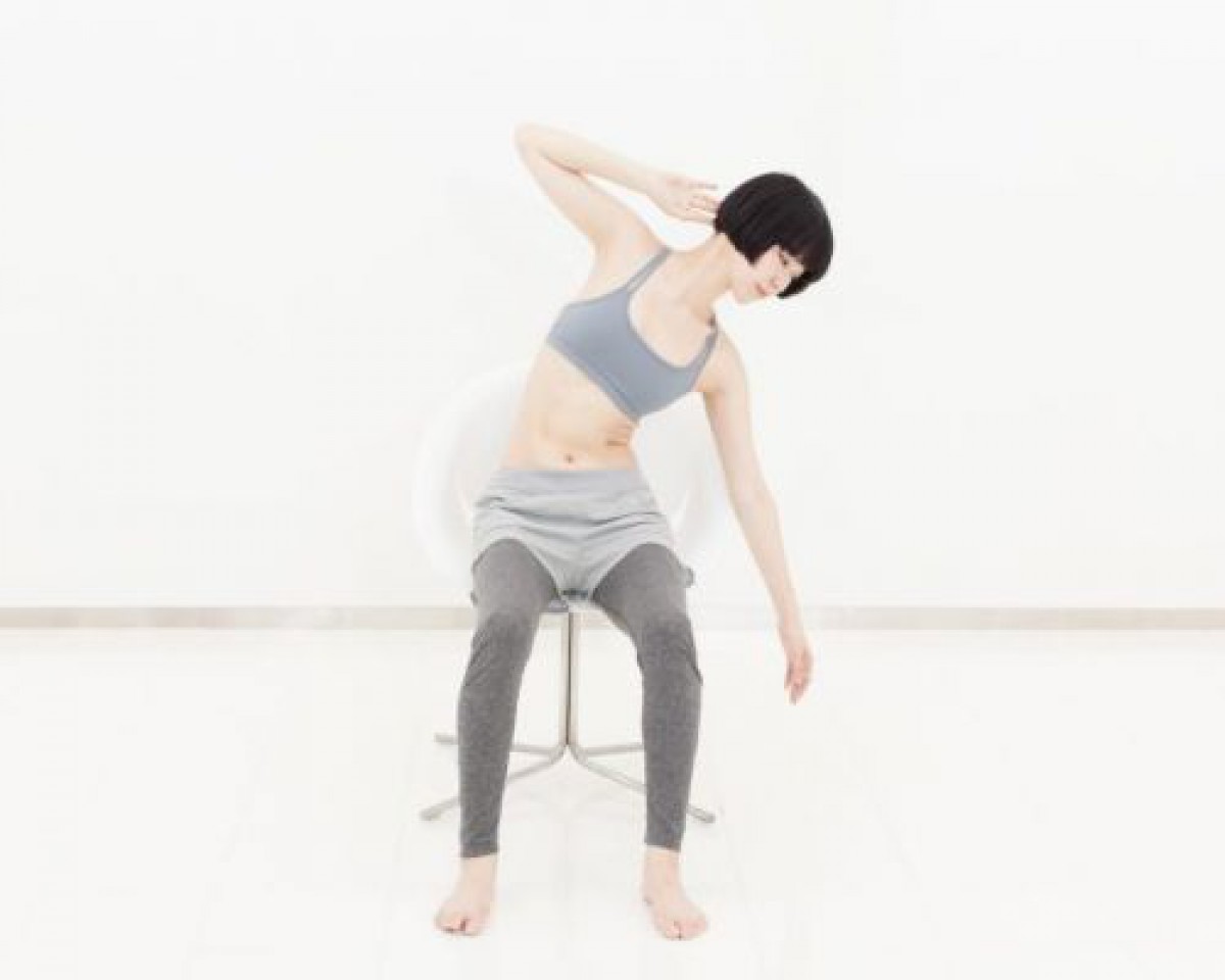脇腹のたるみスッキリ。くびれメイクにも役立つ1日1セットでOKの簡単エクサ