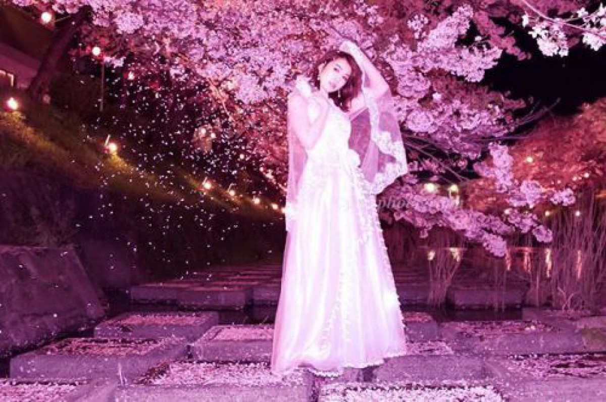 はらり、ひらりと夜桜デート。花明かりの下でも、ほんのり映える夜景メイクの作り方