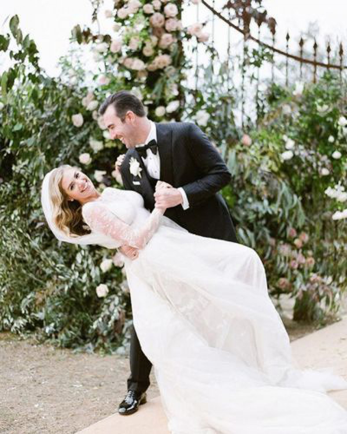 ケイト・アプトン、結婚式の大胆ドレスを大公開（ELLE ONLINE）