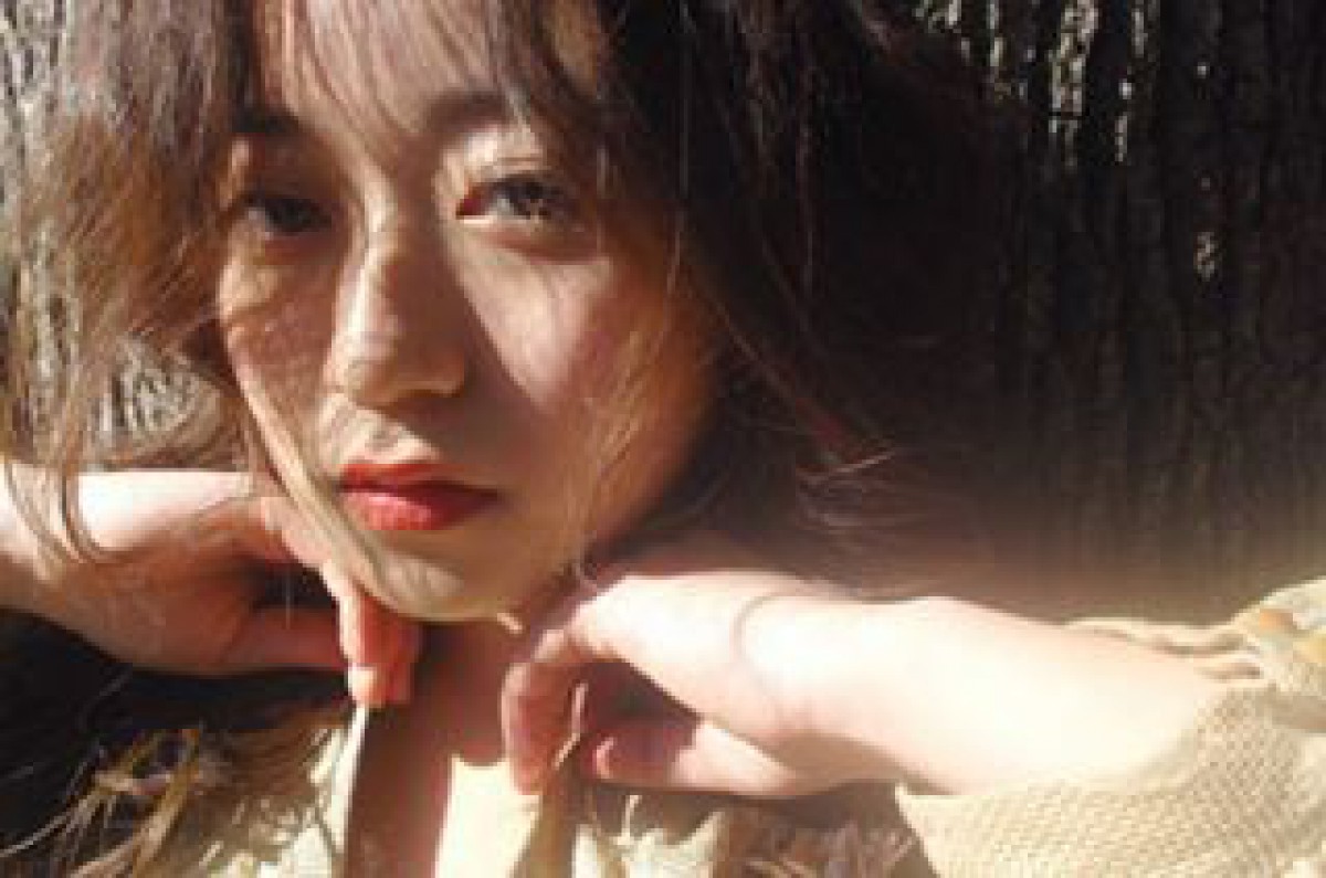 彼女は太陽がとても似合う。プチプラで作る、夏の潤いJuicyメイクで視線を集めよ