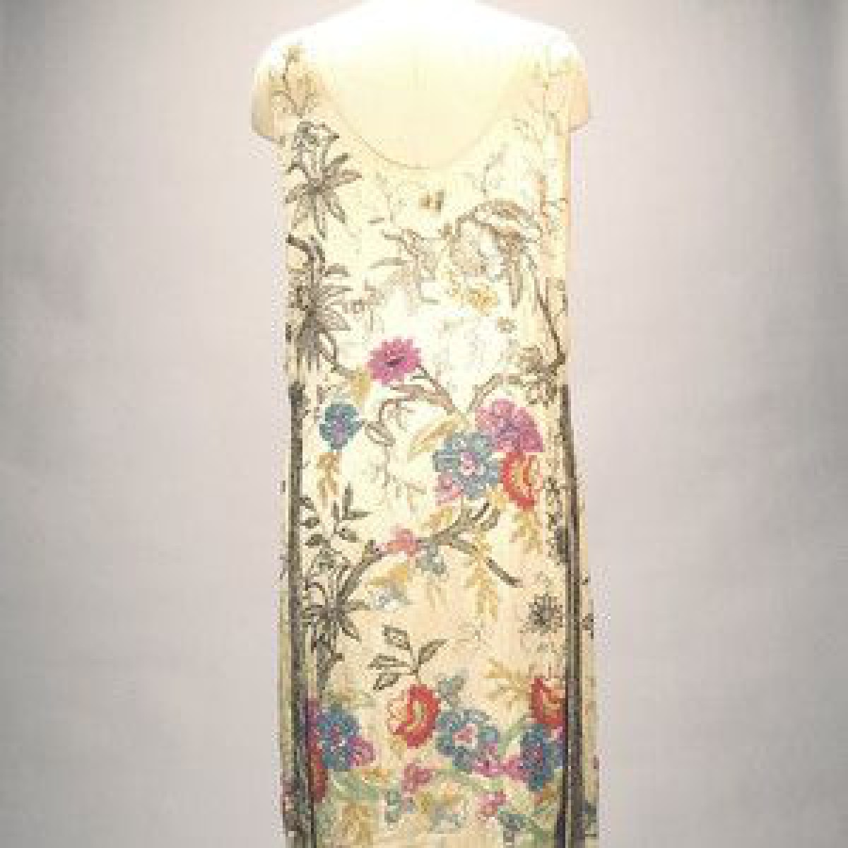 高田賢三やクリスチャン・ディオールの作品も、"世界の衣装に咲く花"にフォーカスした企画展が開催