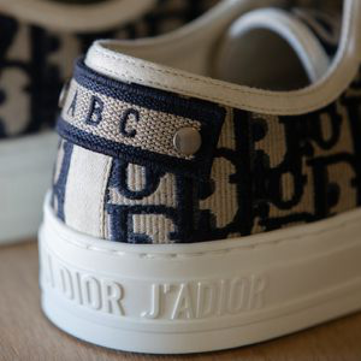 ディオールの刺繍サービス「ABCDior」がキャンバススニーカーにも登場、左右かかとに3文字まで可能