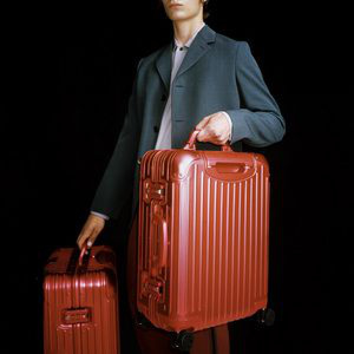 「リモワ」のアルミニウム合金製スーツケースに地中海やトキに着想した新色が登場