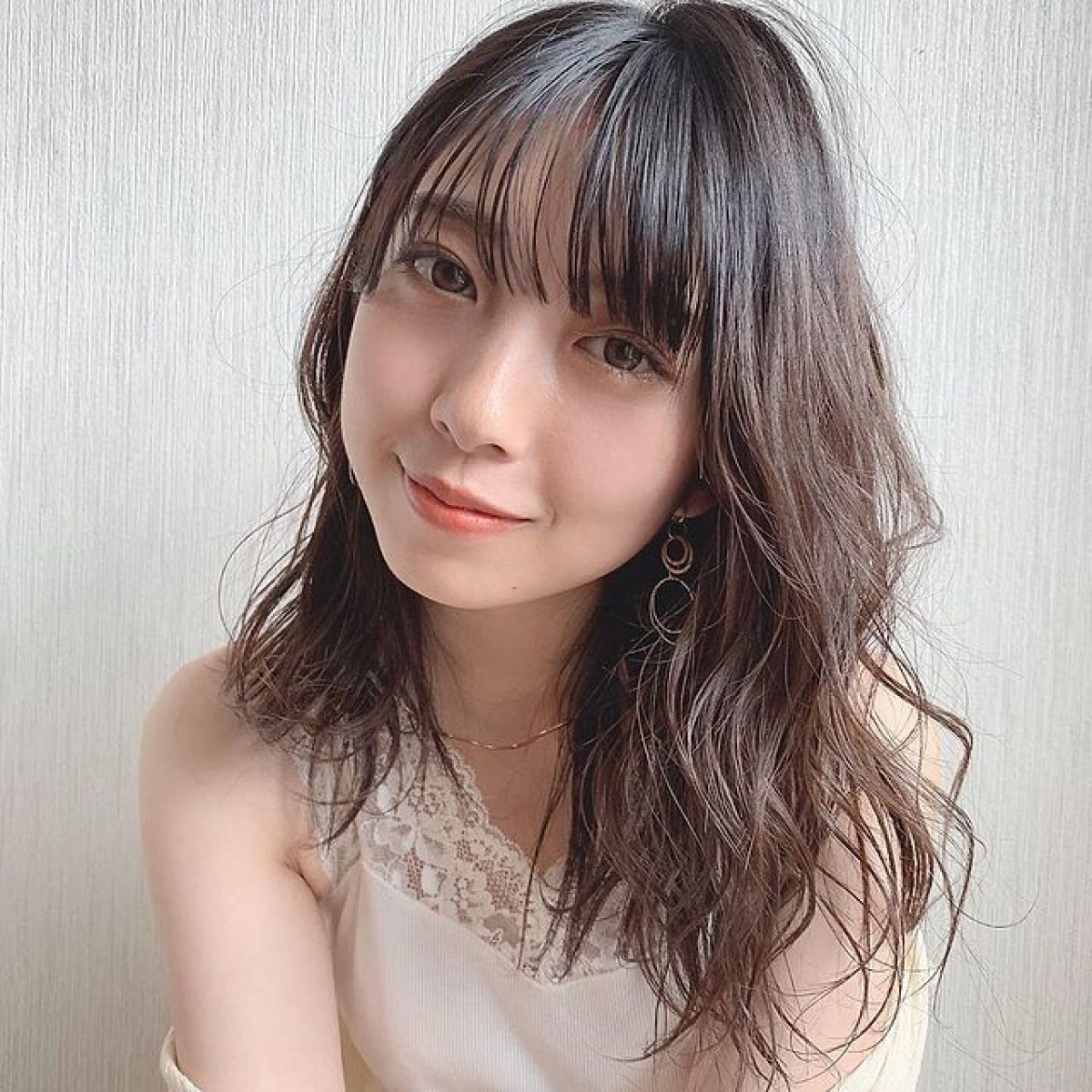 ベージュ系のリップvs血色が悪く見える。ほのかな色気を醸し出す、抜け感メイクテク