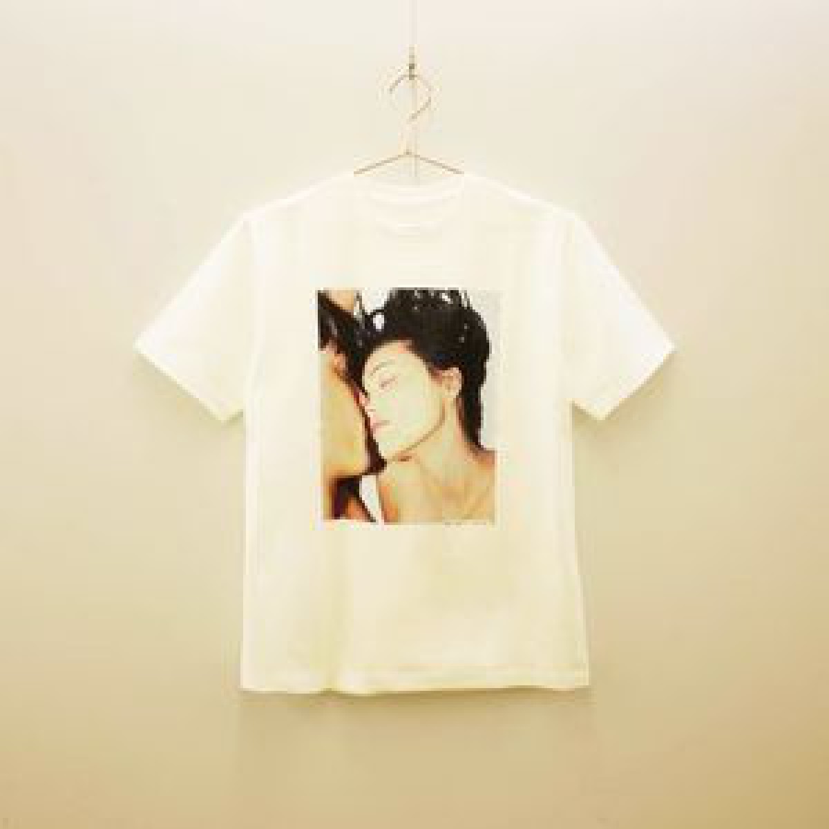 「ウズ」"38℃の血色感を叶える"リップトリートメントのキーヴィジュアルがTシャツに、数量限定で発売