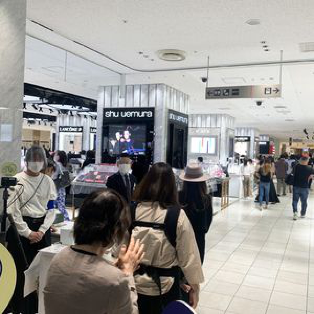 伊勢丹新宿店が約2ヶ月ぶりに営業再開、食品や化粧品売場賑わう