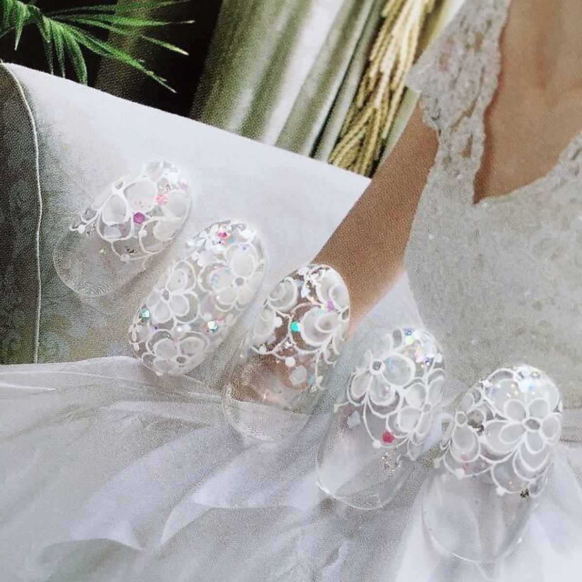 純白の花嫁は指先まで上品に飾る。ウェディングドレスに合わせたい『レースネイル』