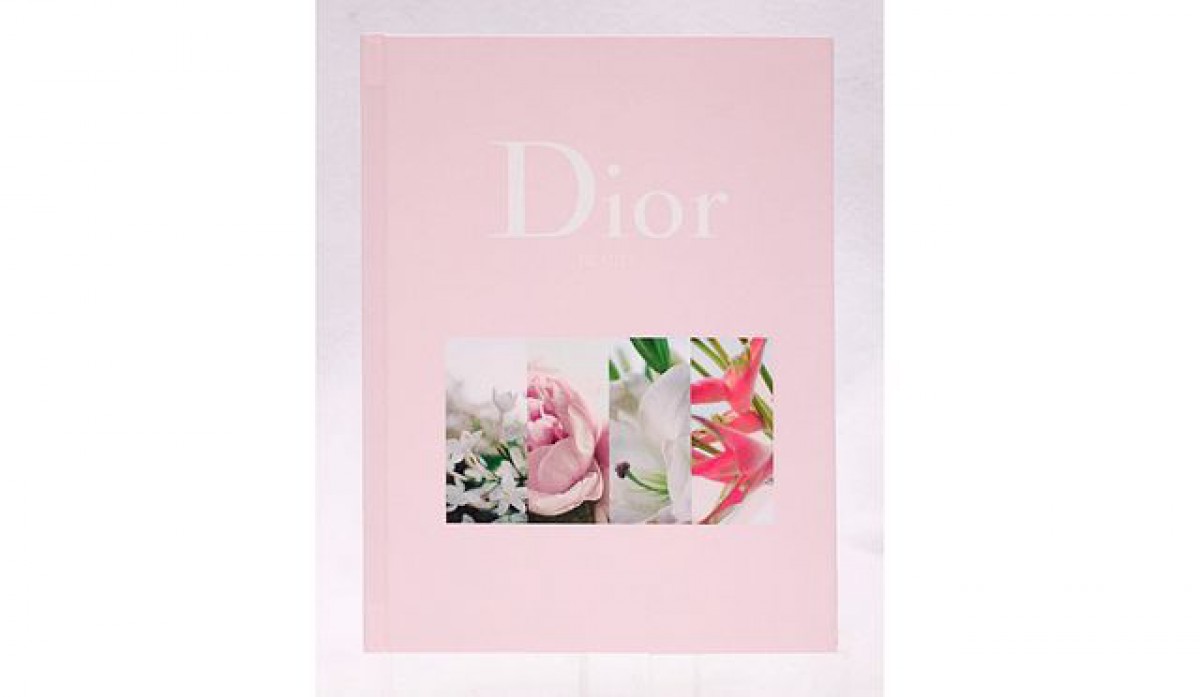 Diorの可愛いピンクのノートが1冊に1つ付いてくる！Oggi9月号が話題です