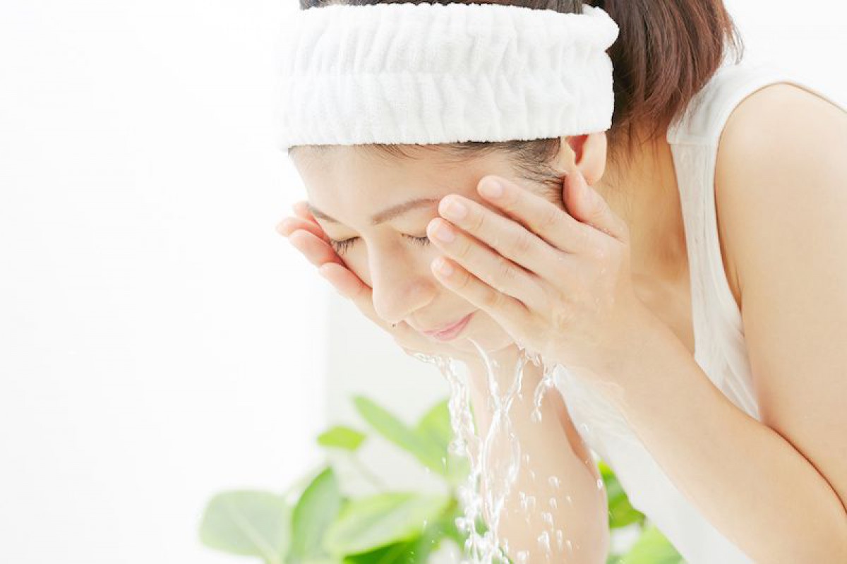 くすみや毛穴汚れがスッキリ、と酵素洗顔料が人気。メリットと注意点は