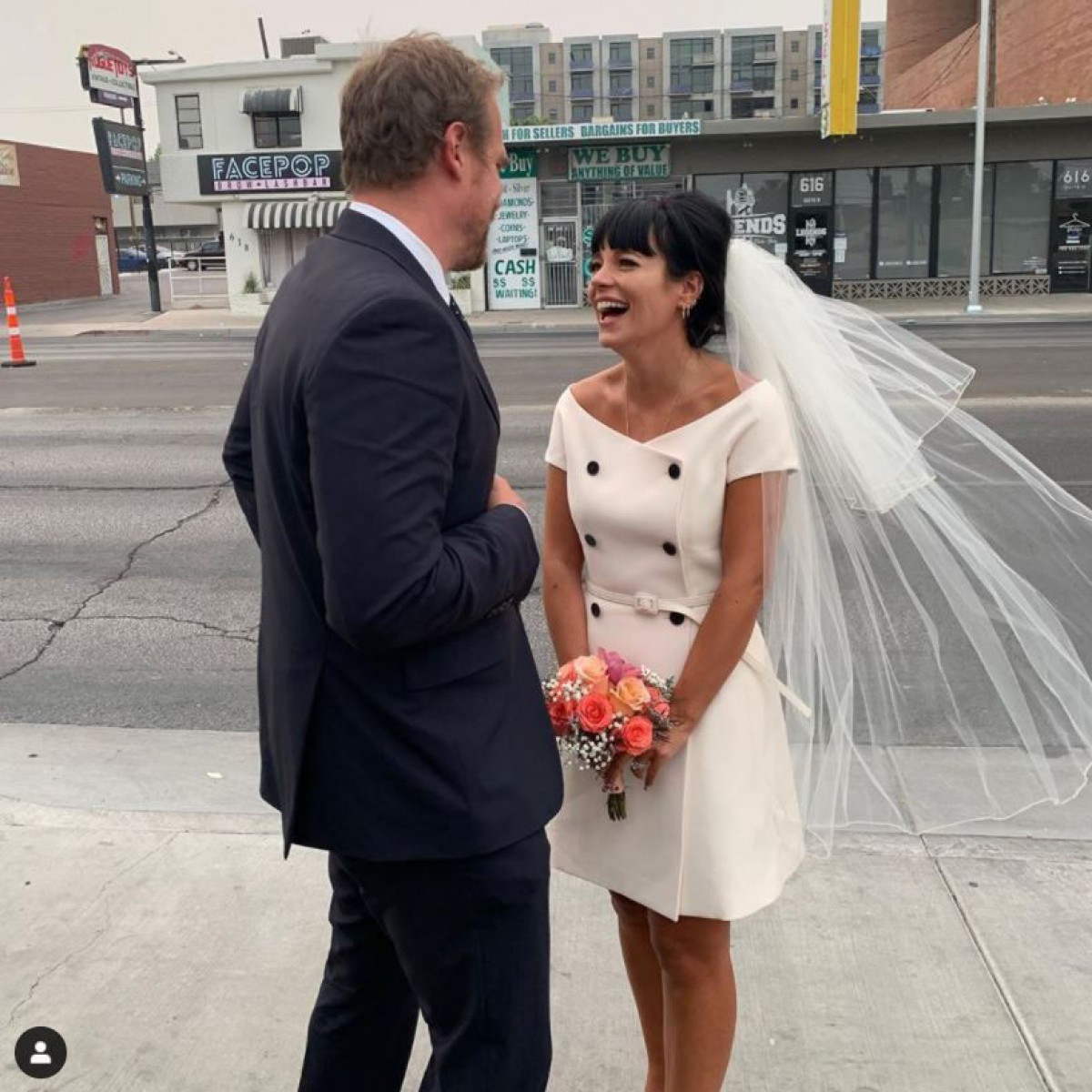 リリー・アレン、ディオールのドレスを着てラスベガスで極秘婚！（ELLE ONLINE）