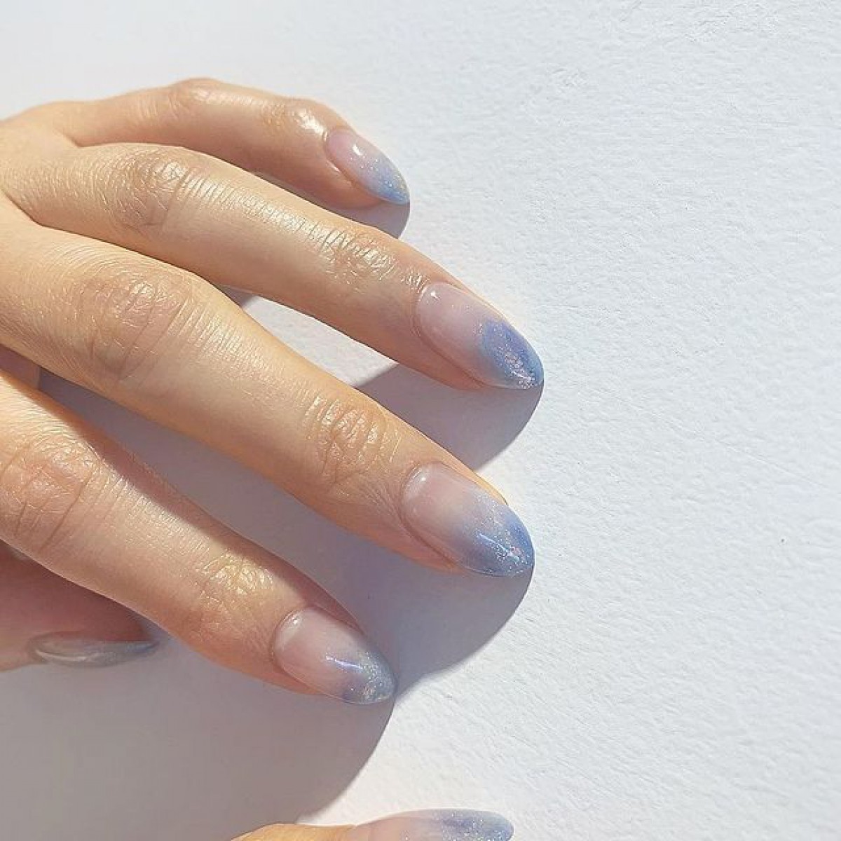 儚さと美しさを兼ね備えた#空ネイル。ふっと見上げた感動を指先に映すデザイン8選